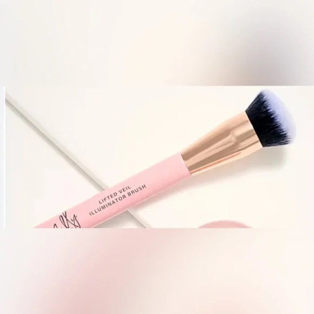 Illuminator Makeup Brush - Lifted Veil